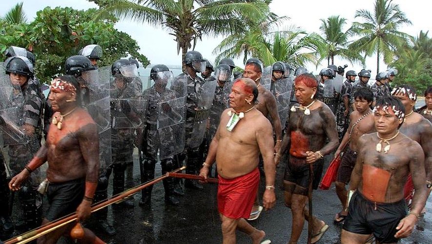 Manifestation d'indiens Yamomamis le 22 avril 2000 à Coroa Vermelha, dans l'état brésilien de Bahia (nord-est), pour dénoncer les célébrations officielles du 500 anniversaire de l'arrivée des premiers colonisateurs portugais