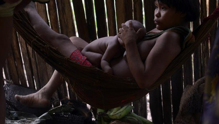 Une femme yamomami et son enfant, le 7 décembre 2012 dans l'état Amazonas, du Venezuela, à 19 km de la frontière avec le Brésil