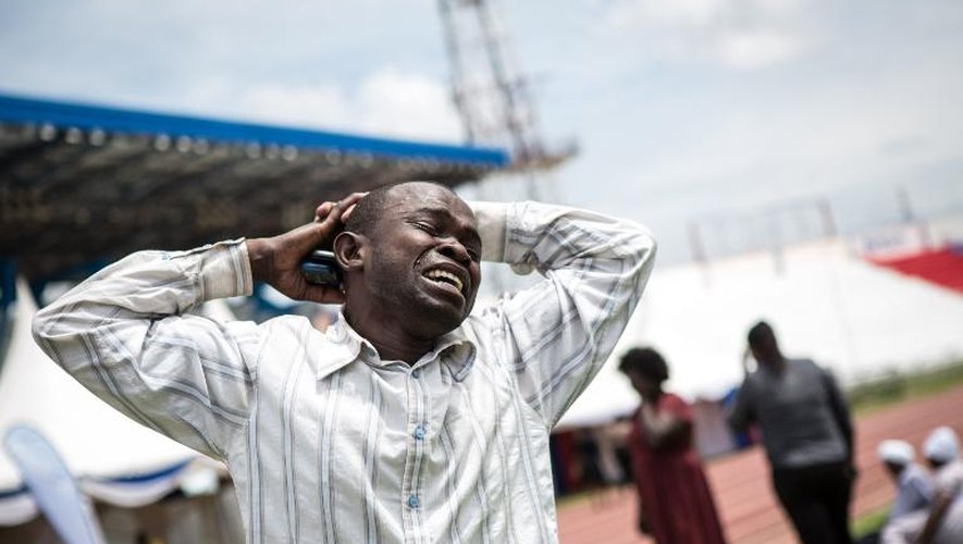 Un homme est submergé de chagrin dans le stade de Nyayo à Nairobi le 5 avril 2015 en apprenant qu'un de ses proches a été tué par les shebab à Garissa