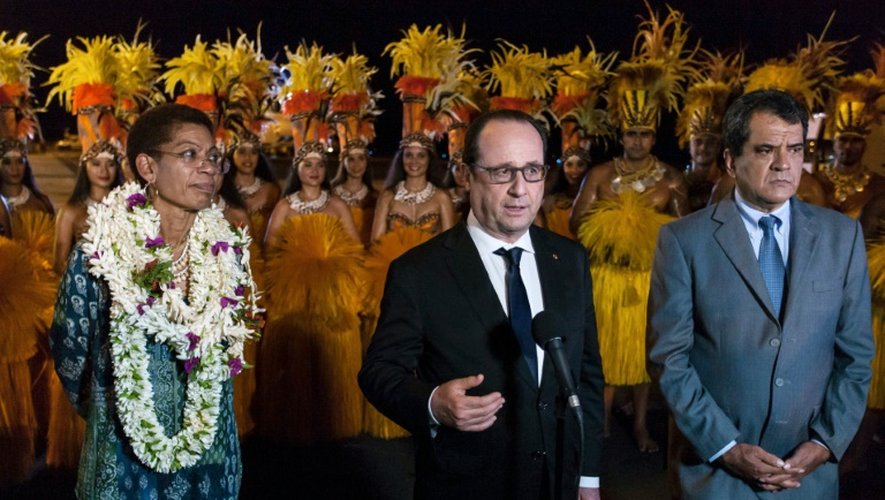 Francois Hollande entre la ministre aux Territoires d'Outre-mer  George Pau-Langevin et le président de Polynésie française Edouard Fritch à son arrivée le 21 février 2016 à Papeete