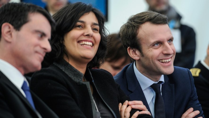 Manuel Valls, Myriam El Khomri et le ministre de l'Economie Emmanuel Macron pendant une visite de l'usine Solvay à Chalampé, dans l'est de la France, le 22 février 2016
