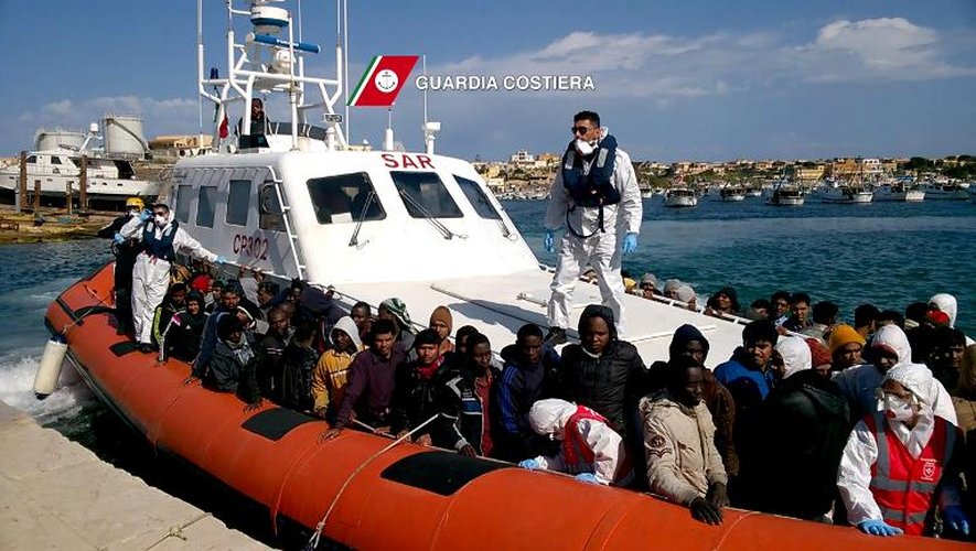 Des migrants arrivant dans le port de Lampedusa sur un bateau de sauvetage le 5 avril 2015