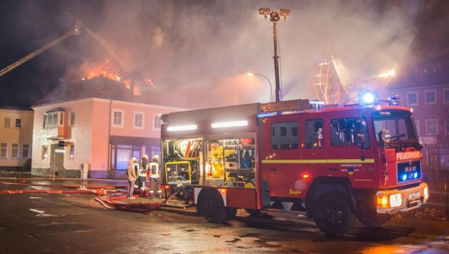 Les pompiers allemands tentent d'éteindre l'incendie qui a ravagé le 21 février 2016 un foyer pour migrants à Bautzen, près de Dresde, dans l'ancienne RDA