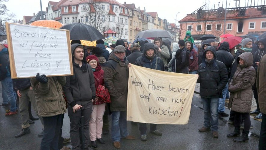 Des citoyens allemands manifestent le 21 février 2016 en solidarité avec les migrants, après l'incendie, vraisemblablement criminel, d'un foyer qui devait les accueillir, à Bautzen, près de Dresde, dans l'ancienne RDA