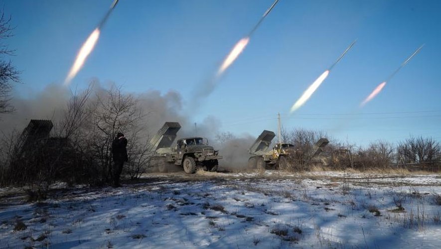 Des rebelles prorusses lancent des roquettes depuis Gorlivka, dans la région de Donetsk, le 18 février 2015