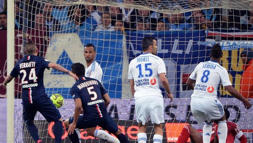 Le défenseur parisien Marquinhos (N.5) inscrit un but contre l'OM, le 5 avril 2015 au Vélodrome