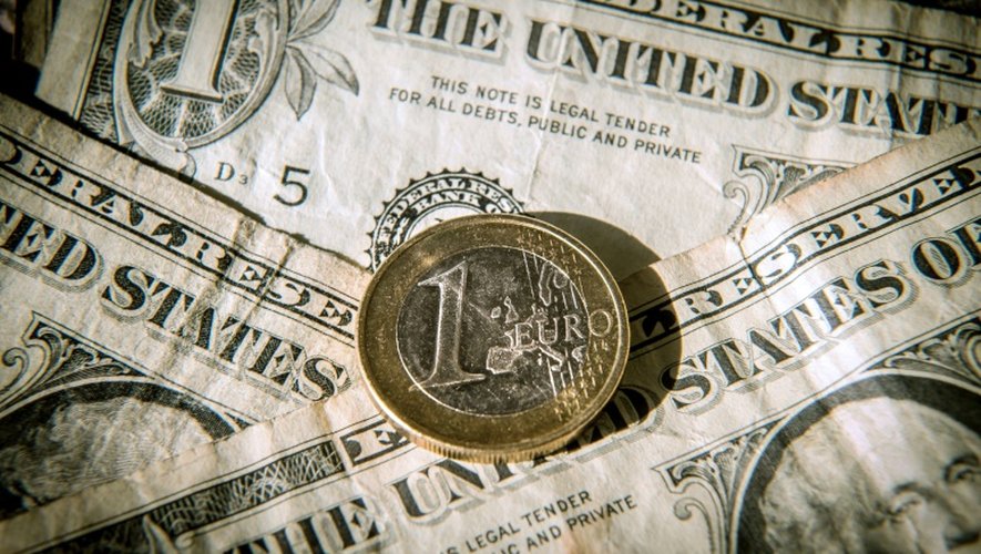 L'euro baissait fortement lundi face au dollar, après des chiffres préoccupants sur l'activité économique européenne