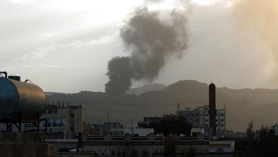 De la fumée s'échappe d'un camp de rebelles Houthis bombardé par des raids aériens, proche de la capitale Sanaa, le 6 avril 2015