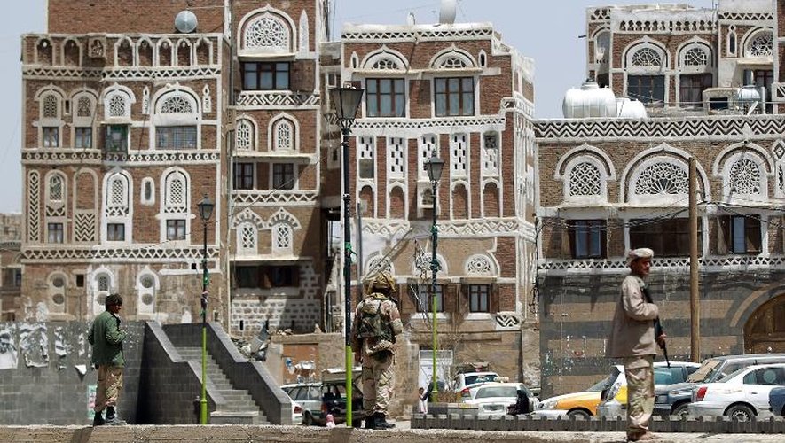 Des rebelles Houthis armés prennent position dans l'ancienne ville de Sanaa, le 6 avril 2015