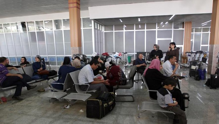 Des passagers attendent dans la salle d'embarquement de l'aéroport de Sanaa, le 6 avril 2015 de partir pour fuir le conflit entre rebelles Houthis et forces loyales