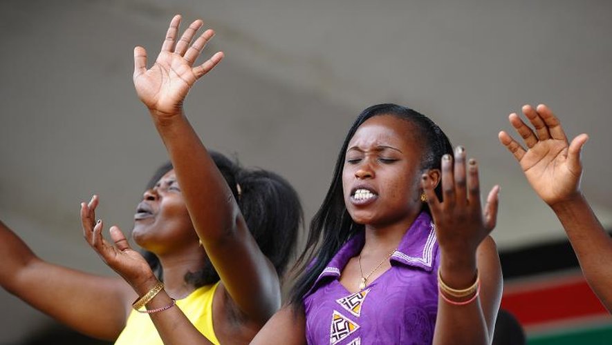 Des fidèles chrétiens prient le 5 avril 2015 à Nairobi pour le dimanche de Pâques