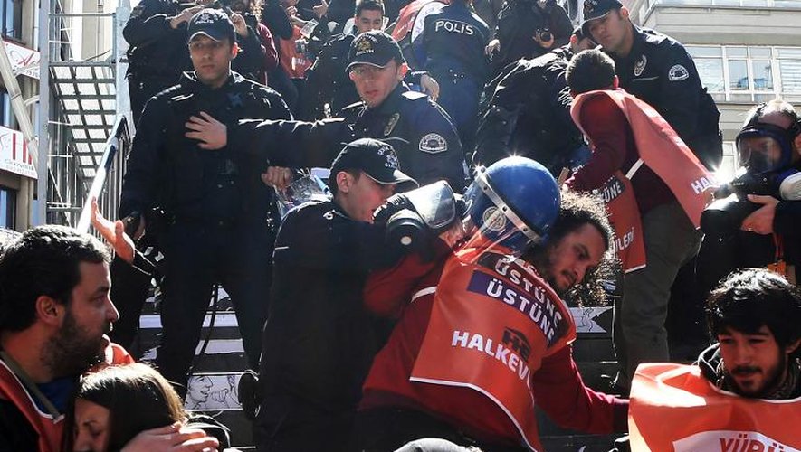 Heurts entre policiers anti-émeutes et manifestants contre le gouvernement turc à Ankara, le 6 avril 2015