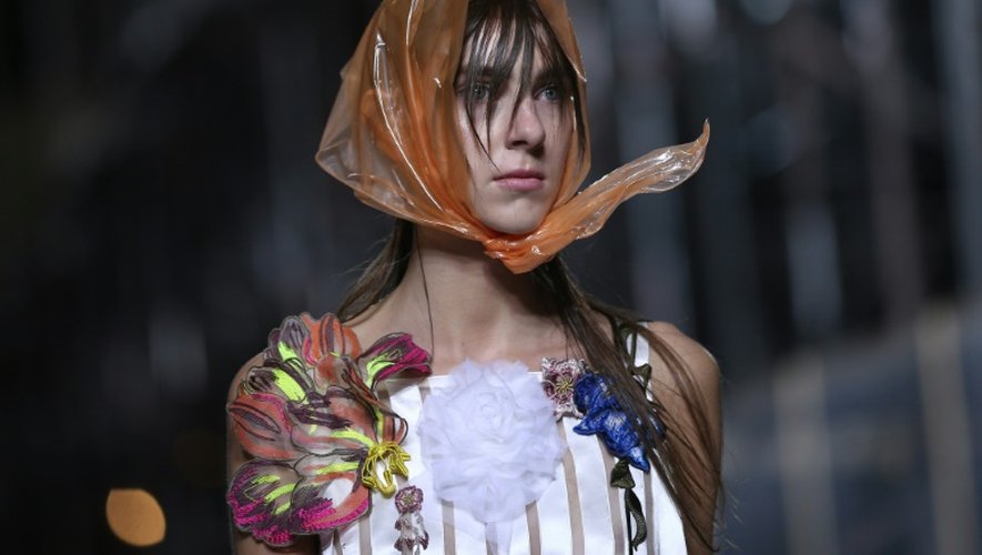 Des capuches aux airs de sacs en plastique au défilé automne/hiver de Christopher Kane à la Fashion Week de Londres le 22 février 2016