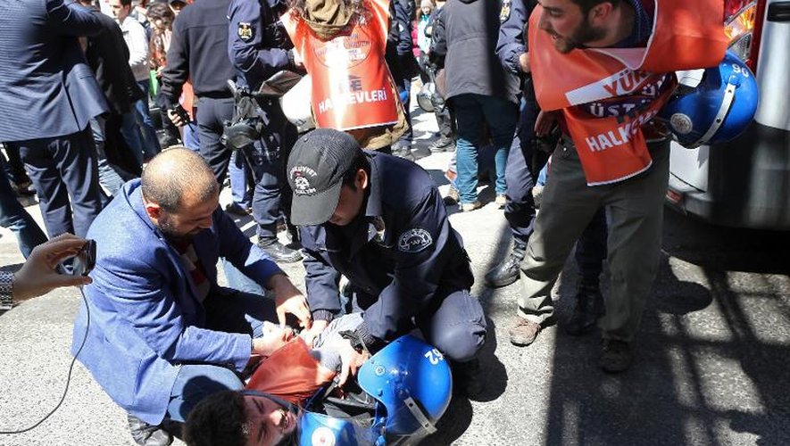 Des policiers turcs maintiennent un manifestant lors d'un rassemblement contre le gouvernement, à Ankara le 6 avril 2015