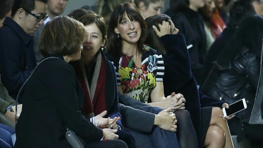 L'épouse du Premier ministre britannique David Cameron, Samantha Cameron, parmi les invités au défilé Christopher Kane à la Fashion Week de Londres le 22 février 2016