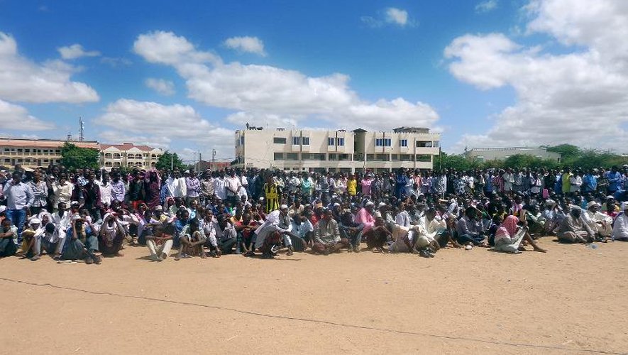 Des habitants de Garissa assistent à une célébration inter-religieuse conduite par des leaders catholiques et musulmans, le 7 avril 2015 à Garissa, en mémoire des victimes de l'attentat contre l'université qui a fait 148 victimes