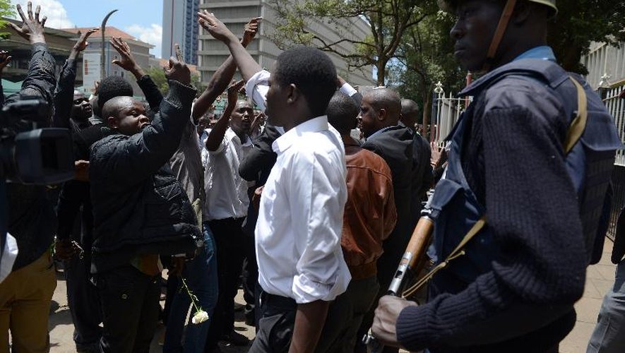 Un policier kényan surveille des manifestants qui réclament un renforcement de la sécurité nationale, le 7 avril 2015 à Nairobi