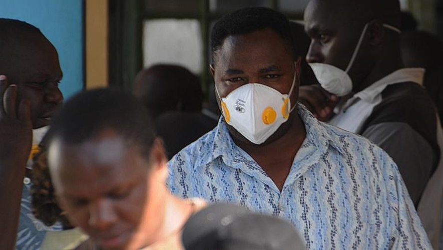 Des proches de victimes munis de masques se rendent le 6 avril 2015 sur les lieux du massacre survenu le 2 avril à l'université de Garissa