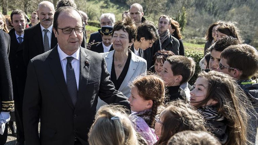 Le président François Hollande s'adresse à des enfants lors de la commémoration de la rafle des enfants d'Izieu, le 6 avril 2015 accompagné de la présidente de l'Association des enfants d'Izieu Hélène Waysbord