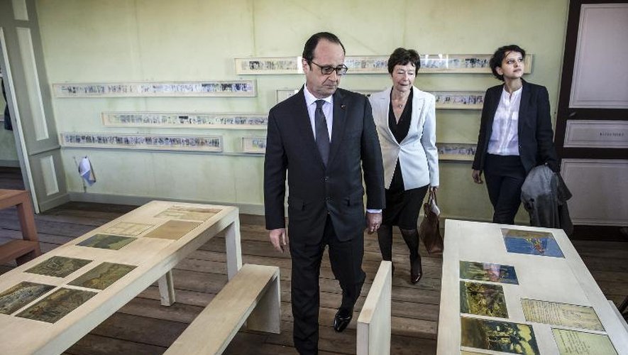 Le président Hollande accompagné de la ministre de l'Education Najat Vallaud-Belkacem, visitent l'extension de la Maison des enfants d'Izieu, le 6 avril 2015