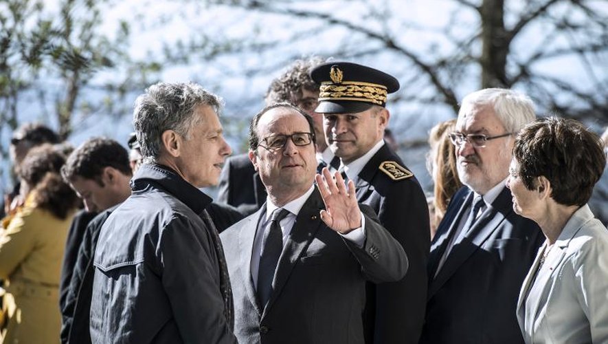 Le président François Hollande (c) s'exprime lors la commémoration de la rafle des enfants d'Izieu, le 6 avril 2015