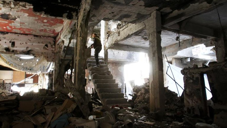 Intérieur d'un bâtiment démoli, dans le camp palestinien de Yarmouk, en Syrie, le 6 avril 2015