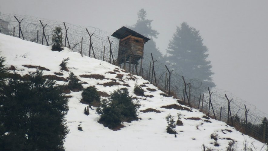 Double rangée de clôtures coiffées de barbelés le 12 décembre 2015 sur les montagnes enneigées du Cachemire