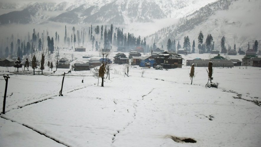 La vallée enneigée de Neelum le 12 novembre 2015 au Cachemire