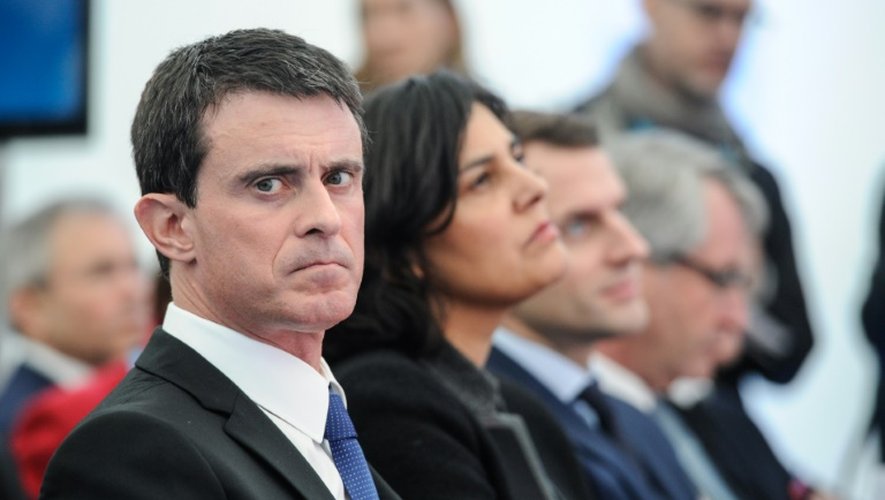 Manuel Valls, Myriam El Khomri et Emmanuel Macron lors d'une visite à l'usine Solvay le 22 février 2016 à Chalampé