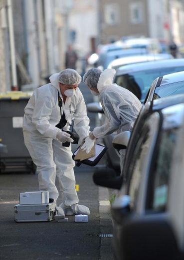 La police scientifique enquête devant le garage de l'ex-maire PS Jean Germain à Tours, retrouvé mort le 7 avril 2015