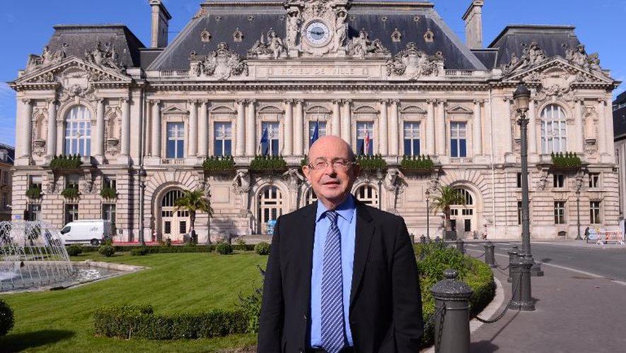 Jean Germain, alors maire PS de Tours, le 18 octobre 2013 devant l'hôtel de ville