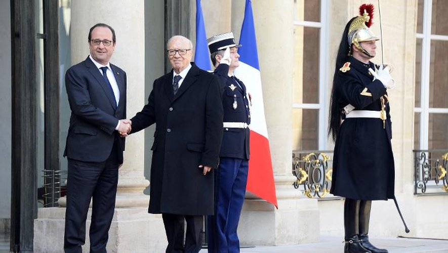 Le président François Hollande salue son homologue tunisien Béji Caïd Essebsi à son arrivée à l'Elysée, le 7 avril 2015