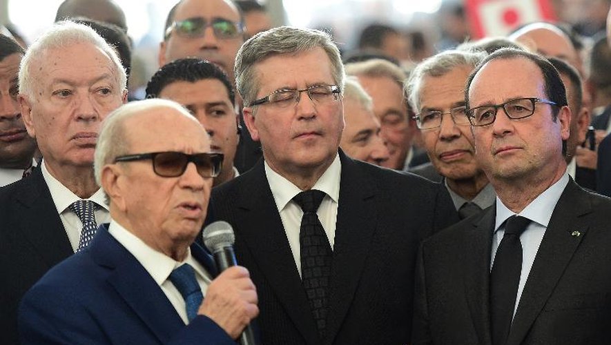 Le président Béji Caïd Essebsi (2e g) en compagnie de François Hollande (d) lors de la marche contre le terrorisme à Tunis, le 29 mars 2015