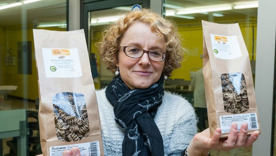Stéphanie Richard, directeur de "l'Atelier à pâtes" présente deux produits différents à base de farine d'insectes, le 8 février 2016 à Thiefosse dans l'est de la France