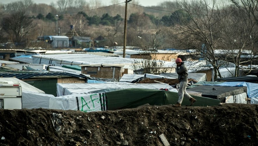 Un migrants au milieu des abris de fortune le 19 février 2016 dans la "Jungle" à Calais