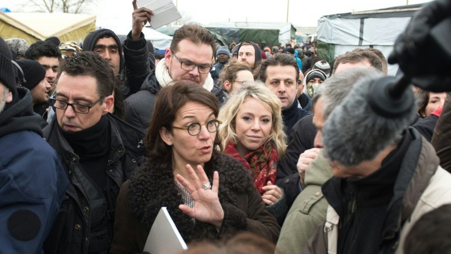 La juge Valérie Quemener visite le camp de migrants appelé la "jungle", à Calais le 23 février 2016