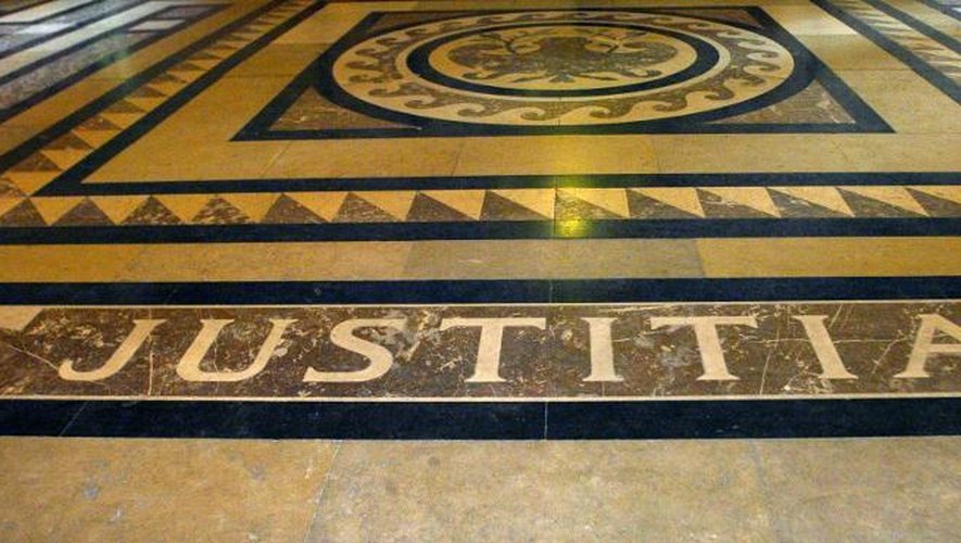 L'inscription latine "Justitia" sur le dallage de la salle des Pas perdus du Palais de Justice de Paris