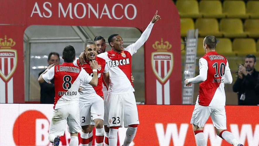L'attaquant de Monaco Anthony Martial (N.23) félicité par ses coéquipiers après un but marqué contre Saint-Etienne, à Monaco le 3 avril 2015