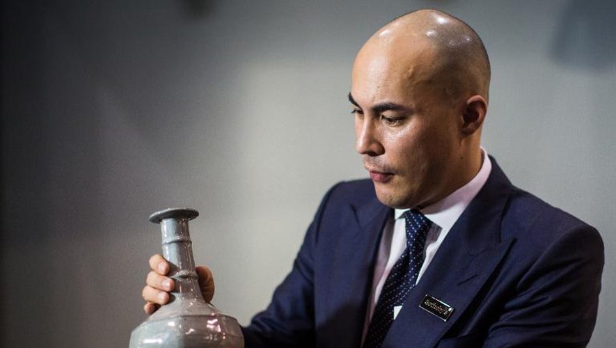 Un responsable de Sotheby's présente le 7 avril 2015 à Hong Kong un vase chinois acheté 13 millions d'euros par un milliardaire chinois