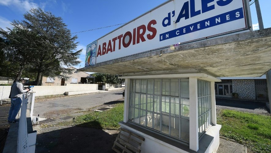 Un journaliste à l'entrée de l'abattoir d'Alès fermé par mesure de précaution après une plainte de l'association L214,  le 15 octobre 2015 en France