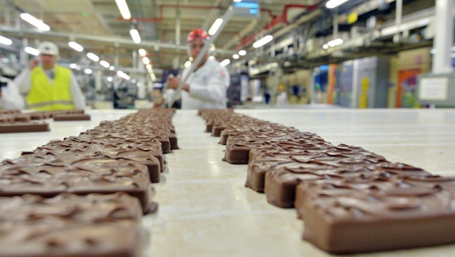 Des employés du groupe Mars travaillant sur les barres chocolatées le 19 juin 2014 à Haguenay dans l'est de la France
