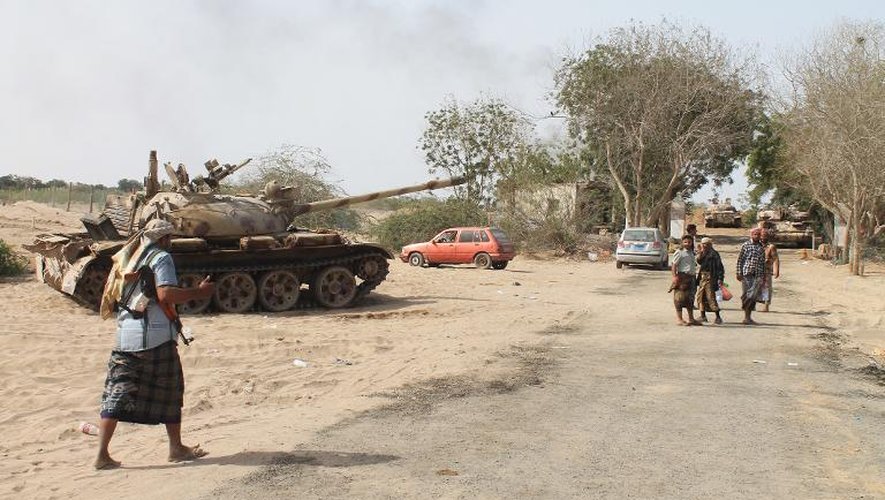 Des combattants soutenant les forces gouvernementales le 7 avril 2015 à Aden