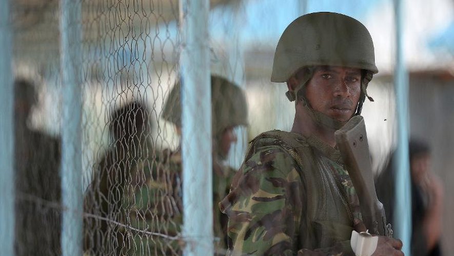 Un soldat kenyan garde la morgue de Garissa où sont exposés les corps des assaillants présumés le 4 avril 2015