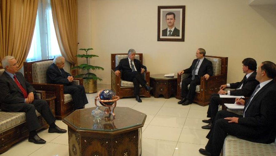 Le vice-ministre des Affaires étrangères Faisal Meqdad (centre droit) rencontre à Damas une délégation de l'OLP le 7 avril 2015
