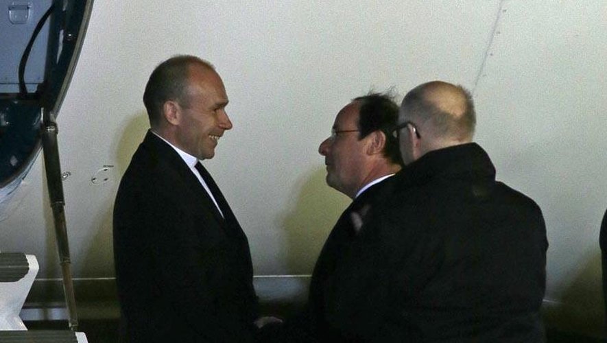 Le prêtre Georges Vandenbeusch (G) est accueilli le 1er janvier 2014 à l'aéroport de Villacoublay par le président François Hollande