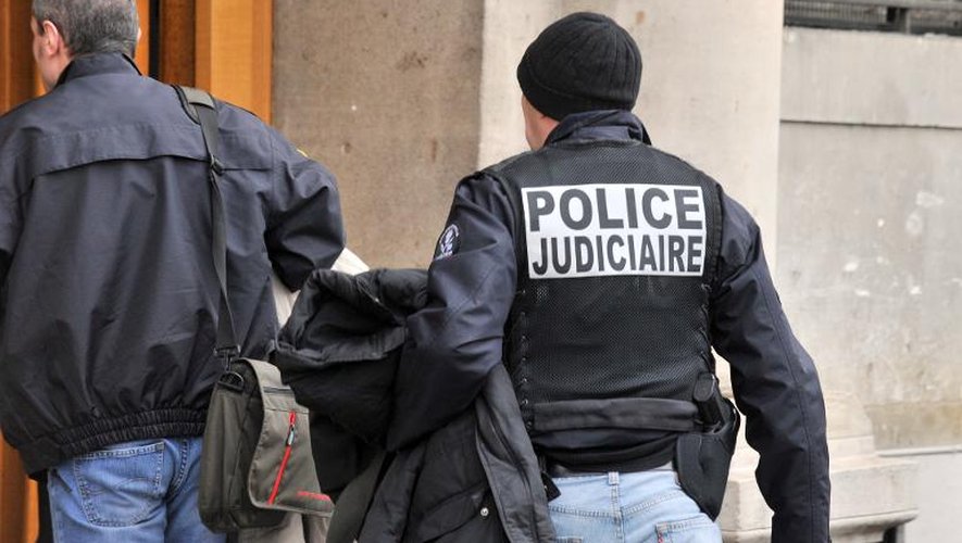 Des membres de la police judiciaire arrivent, le 11 janvier 2011 à l'entrée du 36, quai des Orfèvres, les locaux de la police judiciaire parisienne.