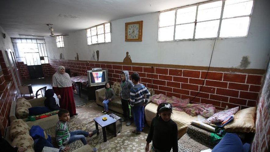 Une famille dans le salon de sa maison dans le camp de réfugiés de Jalazoun en Cisjordanie occupée, le 24 mars 2015
