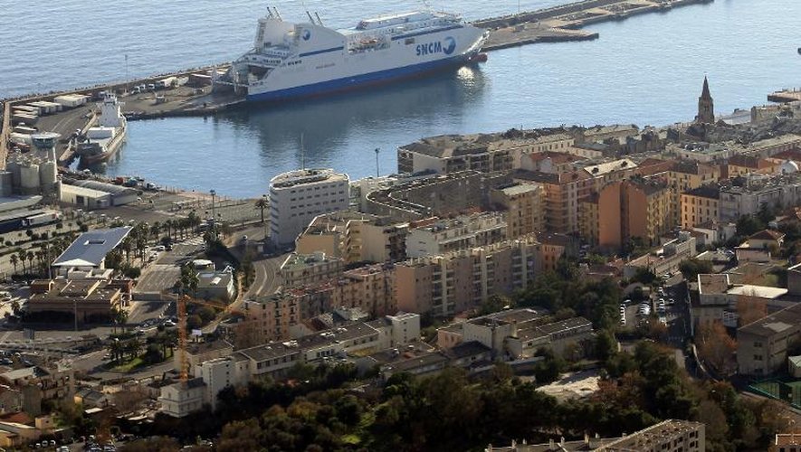 Un ferry de la SNCM à quai au port de Bastia le 9 décembre 2013