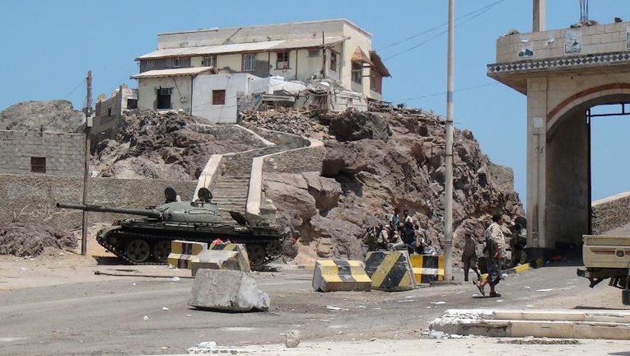 Des rebelles chiites houthis sont déployés dans la ville d'Aden, le 5 avril 2015