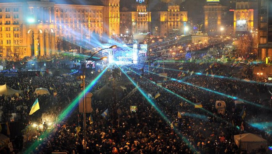 Des Ukrainiens pro-UE passent le réveillon sur la place de l'Indépendance à Kiev le 31 décembre 2013